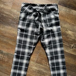 Lululemon Size 6 25” Wunder Under mid rise